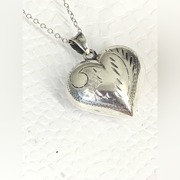 Vintage 925 Sterling Silver Etched Heart Pendant Necklace - Picture 3 of 16